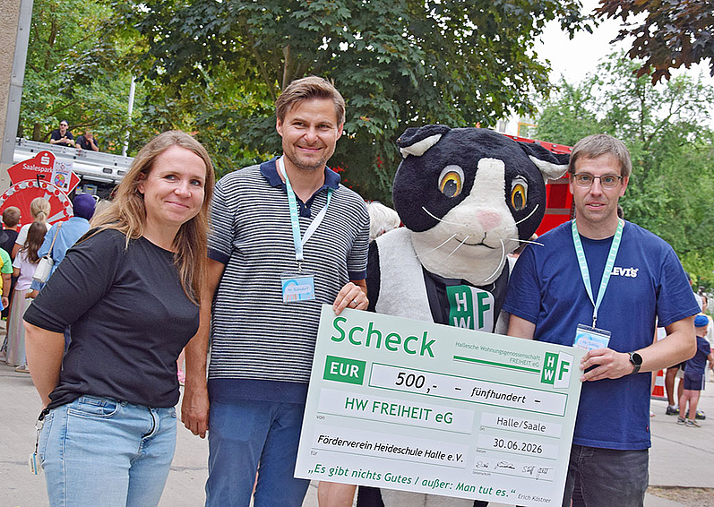 Fred Freiheit übergibt den Spendenscheck an die Heideschule.