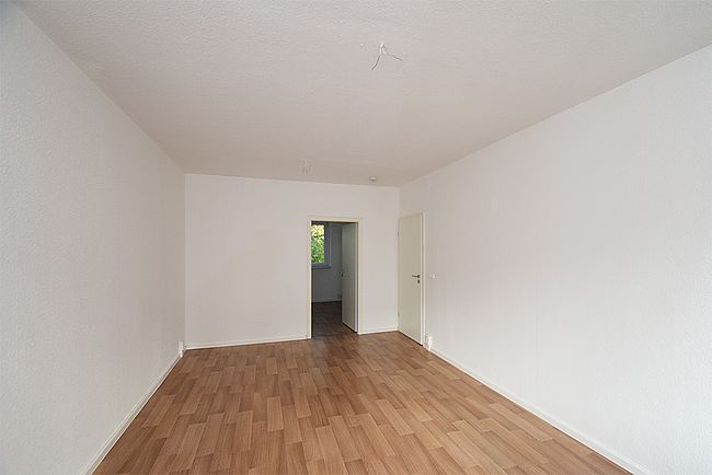 Wohnzimmer2: 4-Raum-Wohnung Hildesheimer Straße 7