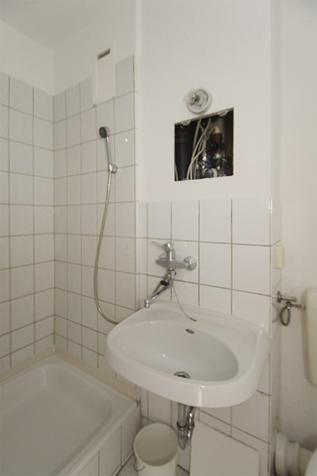 Duschbad: 2-Raum-Wohnung Plutostraße 4