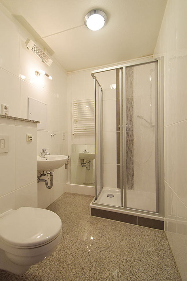 Duschbad: 3-Raum-Wohnung Guldenstraße 1
