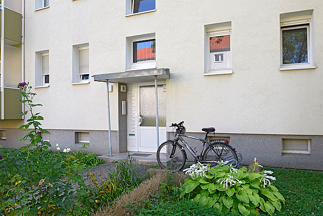 Hauseingang: 2-Raum-Wohnung Moskauer Straße 9