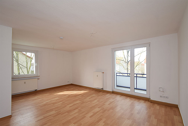 Wohnzimmer: 3-Raum-Wohnung St. Petersburger Straße 6