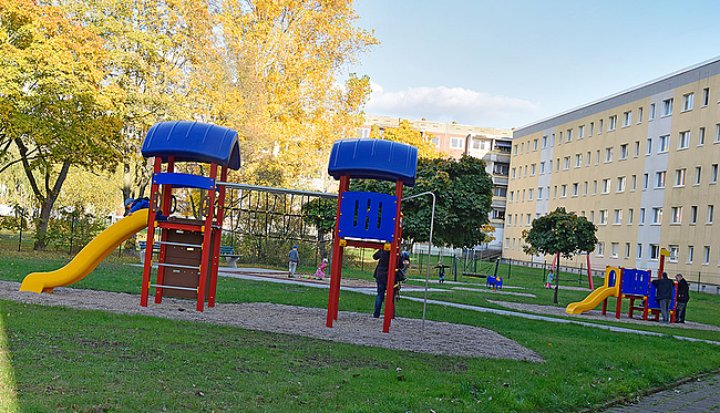 Spielplatz im Hof: 3-Raum-Wohnung Genthiner Straße 9