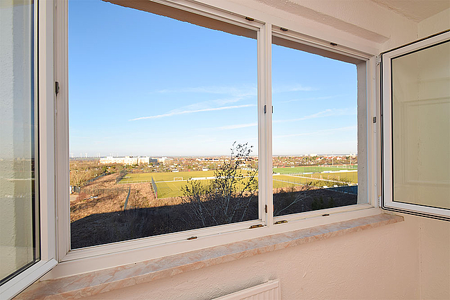 Schlafzimmer - Ausblick: 3-Raum-Wohnung Erich-Kästner-Straße 7