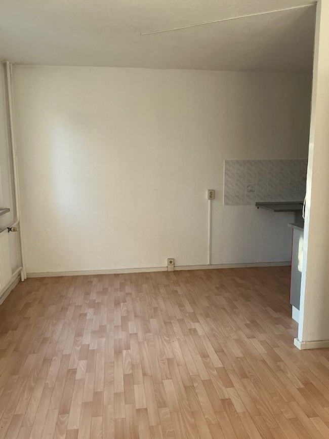 Wohnzimmer: 3-Raum-Wohnung Erich-Kästner-Straße 11