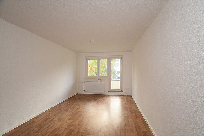 Wohnzimmer: 4-Raum-Wohnung Hildesheimer Straße 7