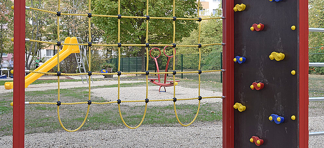Spielplatz_hinter dem Haus: 4-Raum-Wohnung Amsterdamer Straße 46