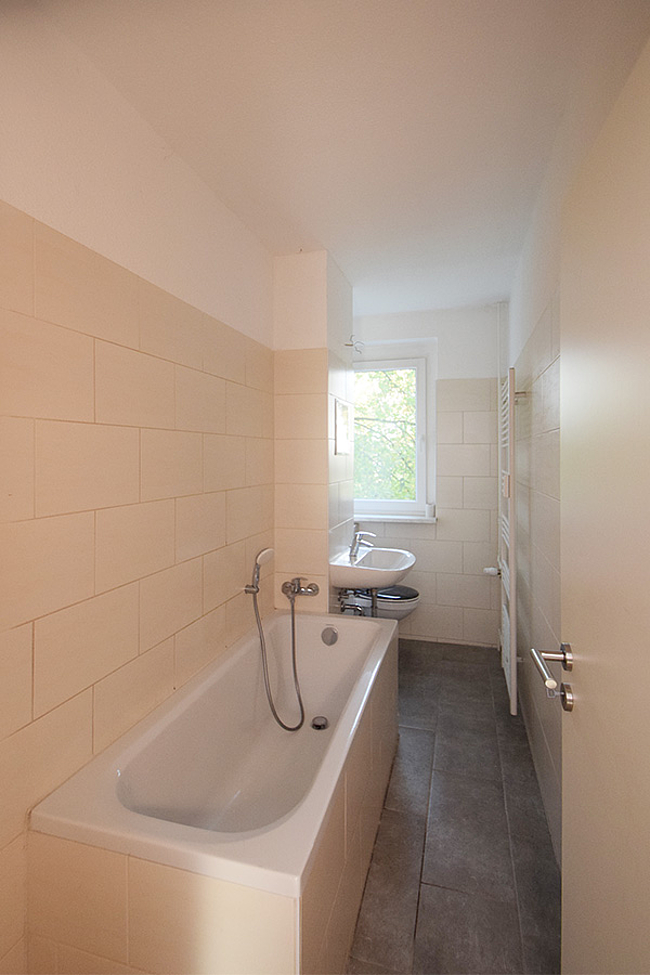 Bad: 4-Raum-Wohnung Hildesheimer Straße 7