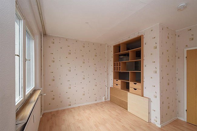 Wohnzimmer_durchreiche_01: 3-Raum-Wohnung Am Rosengarten 83a