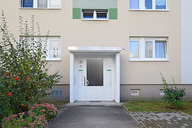 Hauseingang: 2-Raum-Wohnung Brüsseler Straße 12
