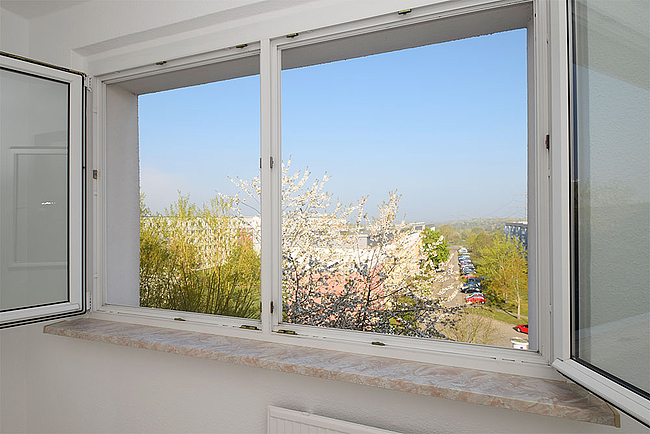 Schlafzimmer Ausblick: 2-Raum-Wohnung Am Hohen Ufer 22