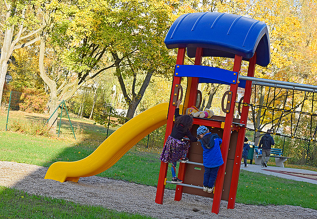 Spielplatz: 3-Raum-Wohnung Genthiner Straße 8